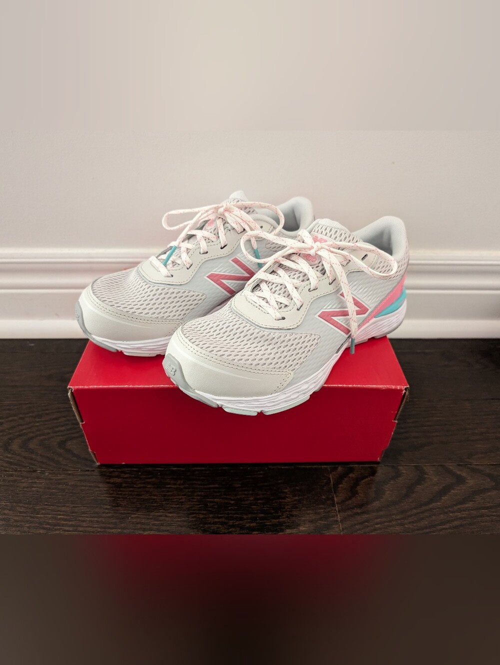NEW sz:4.5xw New Balance Girls Youth Extra wide, 680v6, Gray/Pink